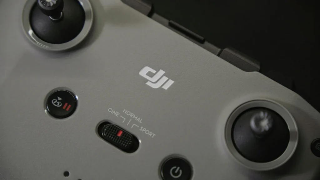 Detalhe do controle de drone DJI