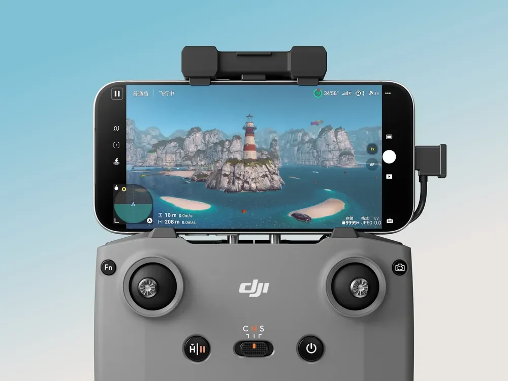 Controle DJI RC-N3 com celular encaixado