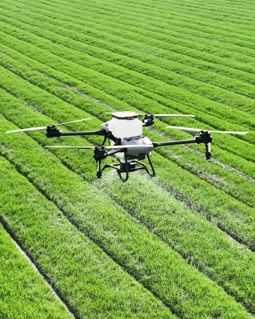 Drone agrícola sobre lavoura