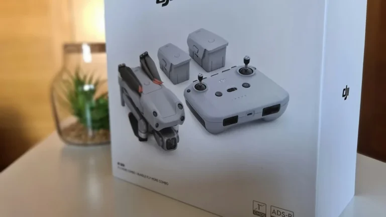 Caixa de um drone DJI Air 2S sobre uma mesa