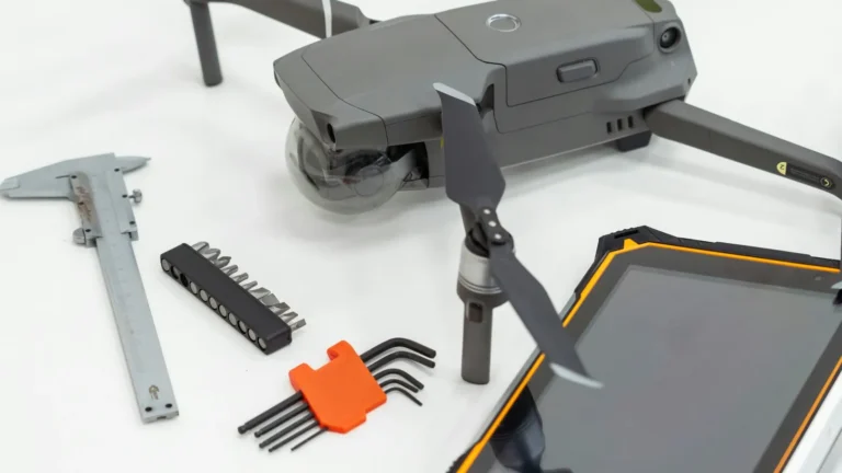 Drone DJI Mavic sobre mesa branca ao lado de paquímetro, chaves e tablet