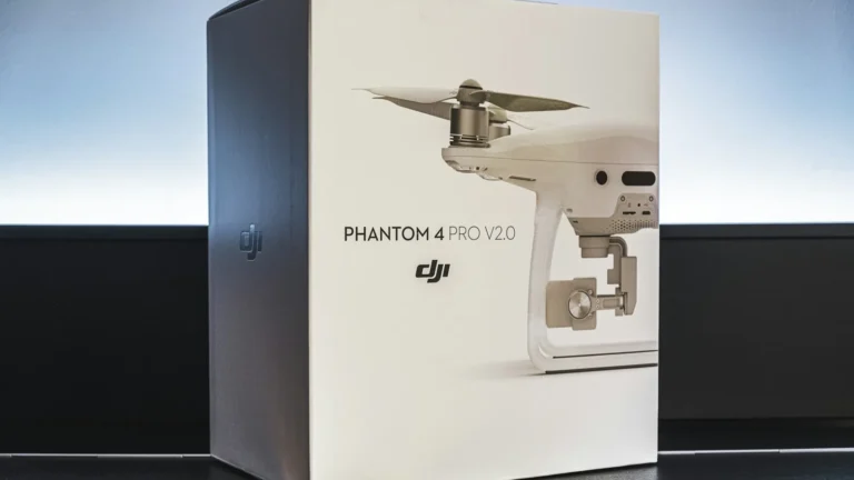 Caixa branca de drone DJI sobre superfície clara