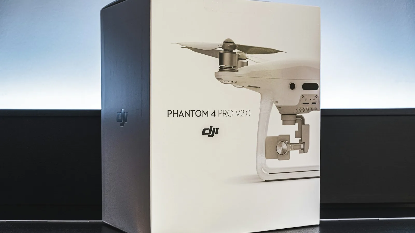 Caixa branca de drone DJI sobre superfície clara