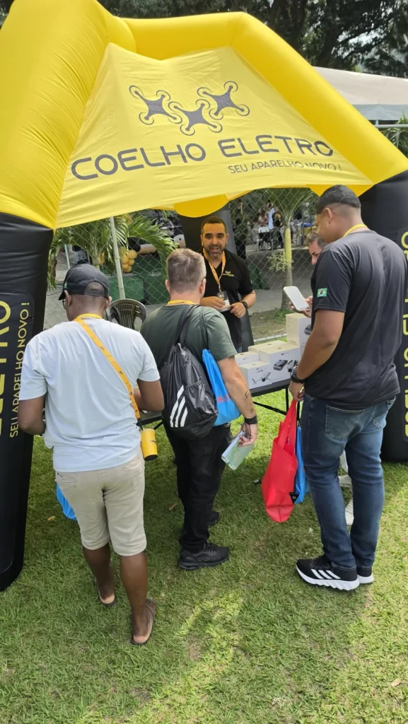 Atendimento consultivo da Coelho Eletro em evento